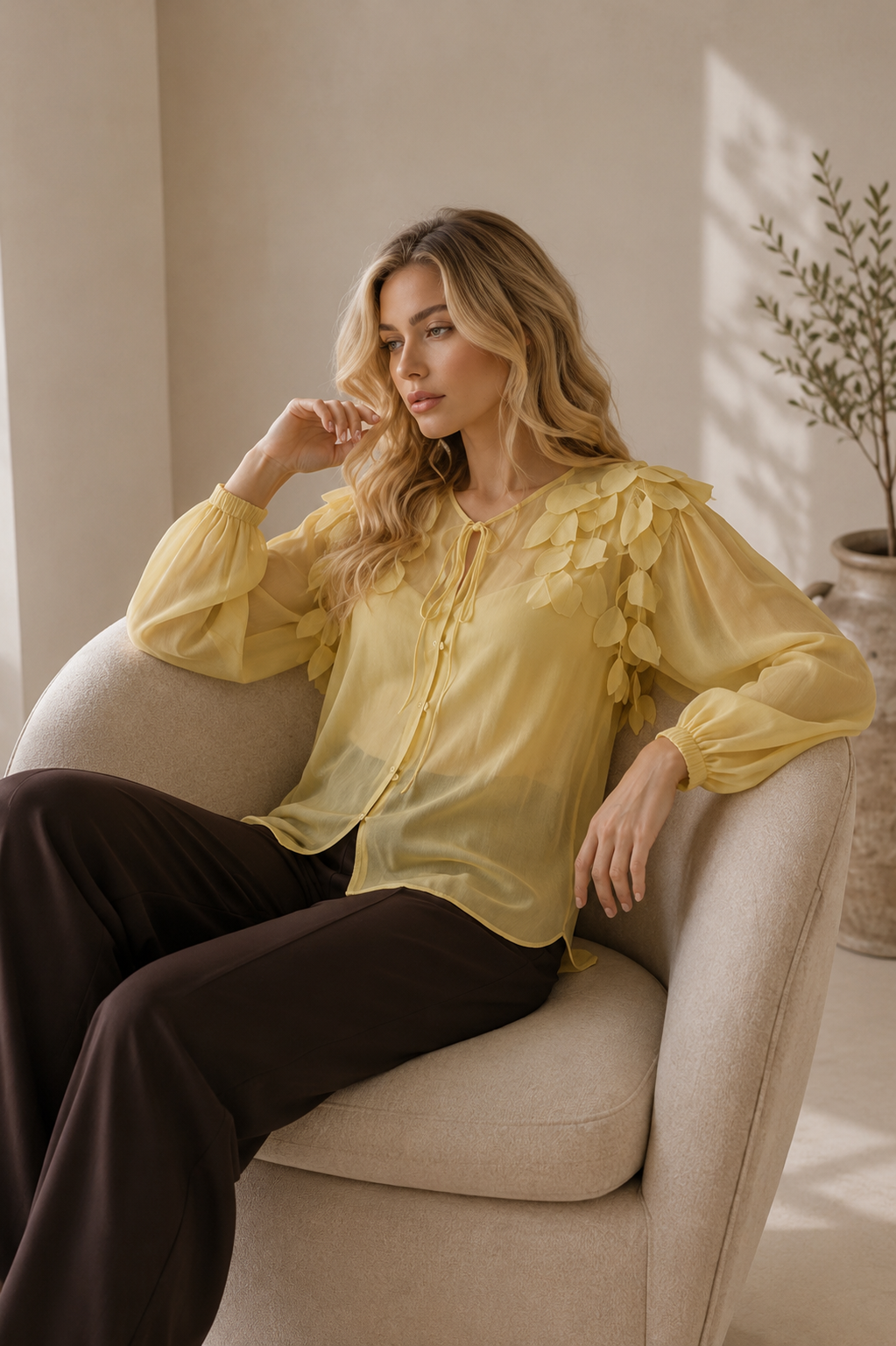 Solara - elegantná žltá blúzka s 3D detailmi a čokoládovými nohavicami