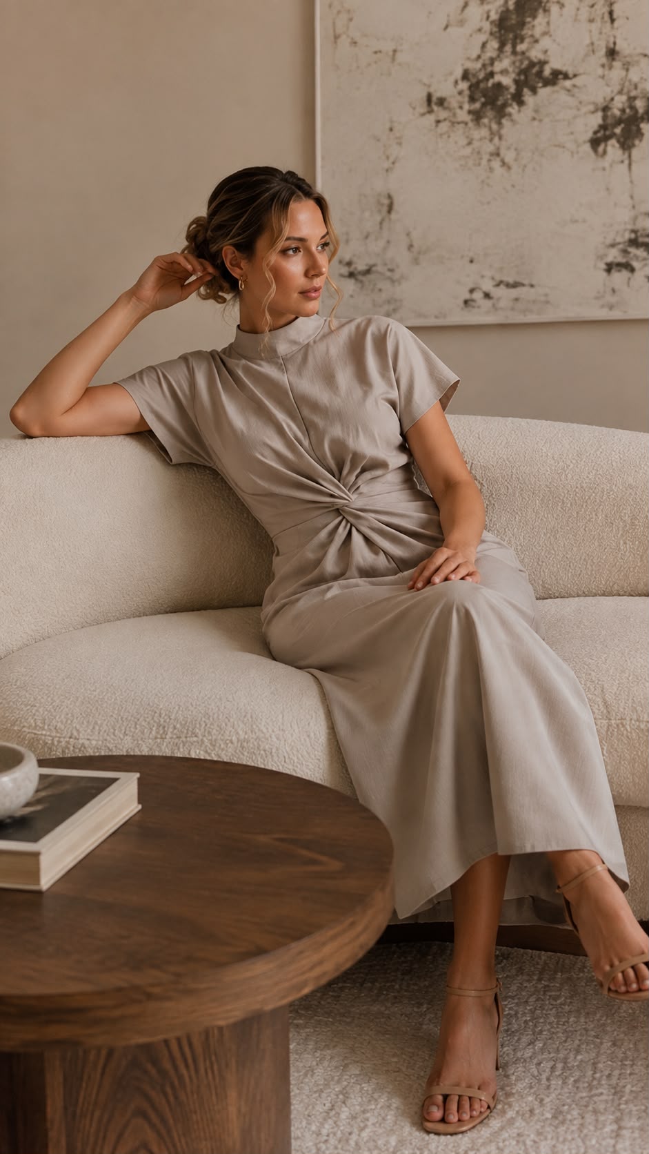Adeline – elegantné midi šaty s riaseným detailom v páse v béžovej farbe