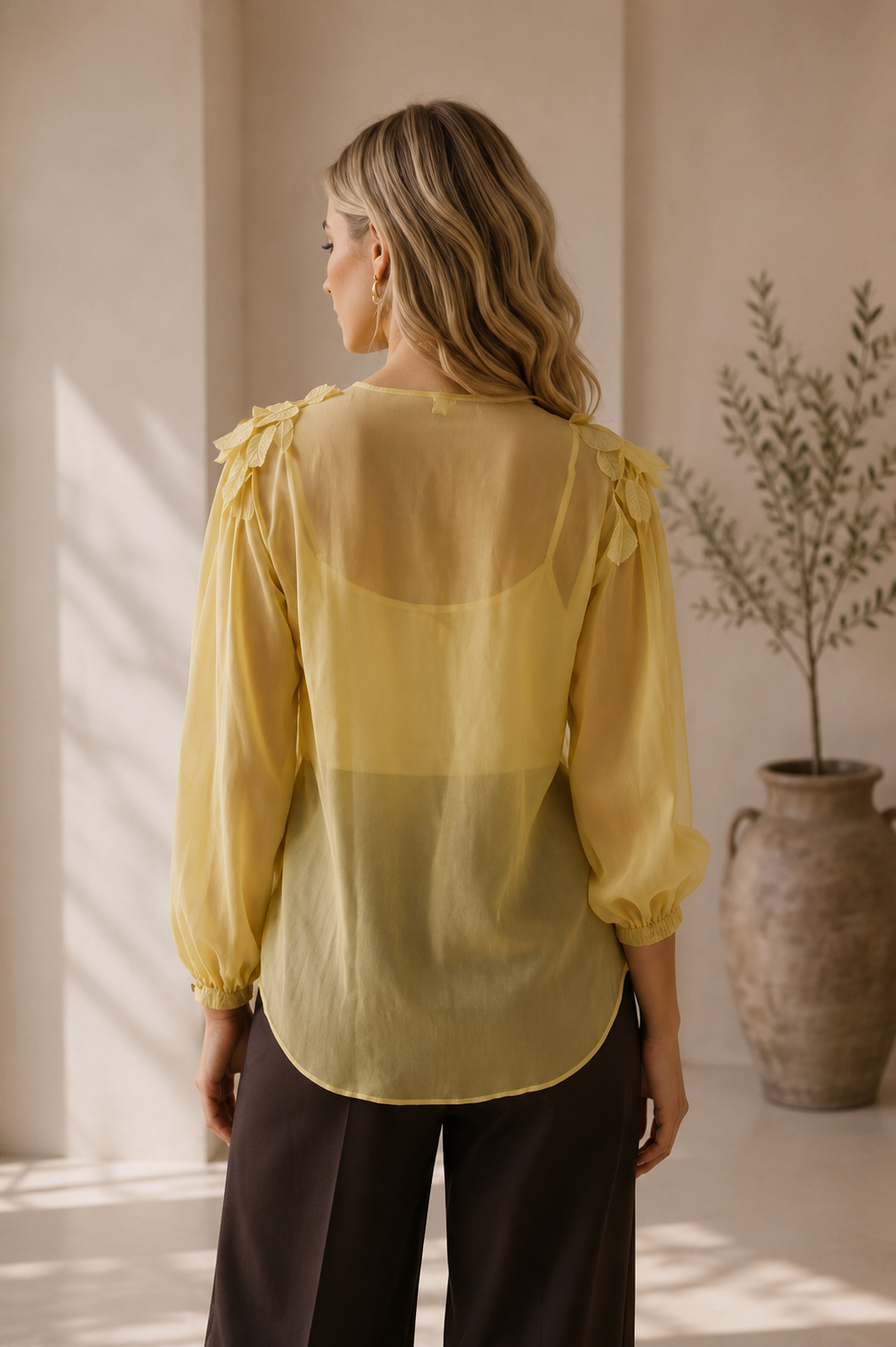 Solara - elegantná žltá blúzka s 3D detailmi a čokoládovými nohavicami