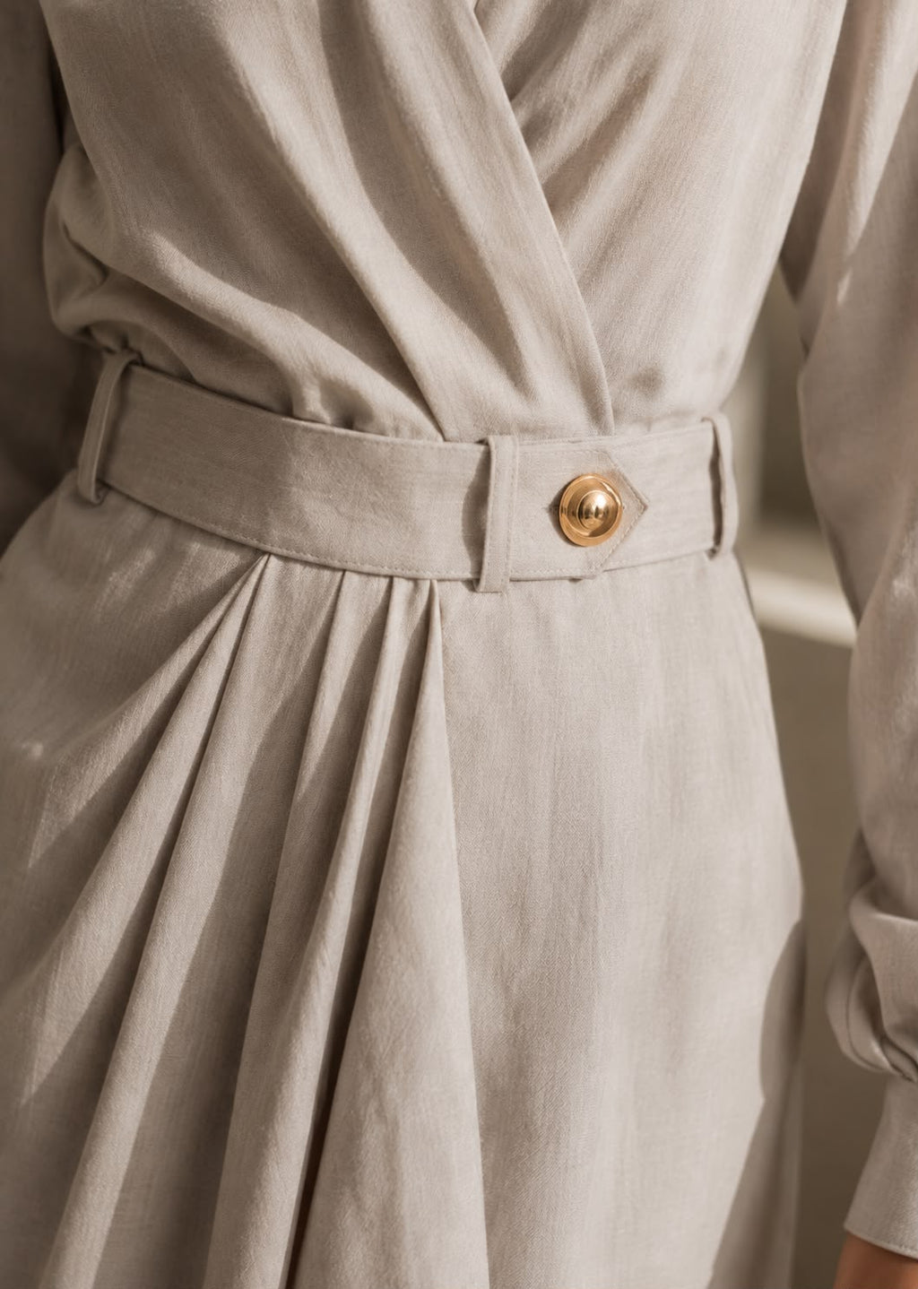 Céleste – elegantné zavinovacie midi šaty s opaskom v krémovej farbe